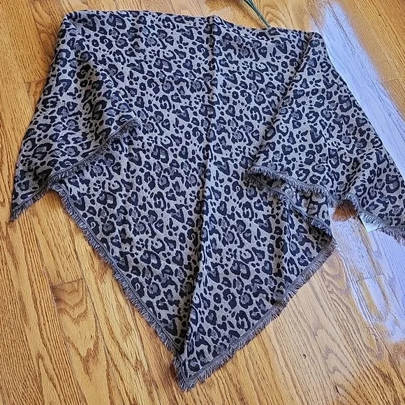 J Jill woman's Camelmulti multi-functional scarf wrap. One size. - Picture 8 of 11